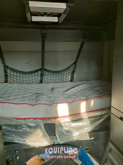 2020 Freightliner CASCADIA 6X4 T/A SLEEPER TRUCK