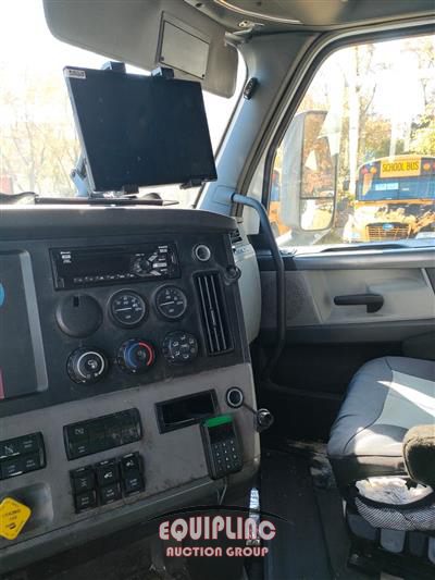 2020 Freightliner CASCADIA 6X4 T/A SLEEPER TRUCK