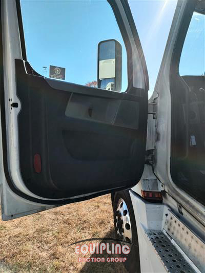2020 Freightliner CASCADIA 6X4 T/A SLEEPER TRUCK