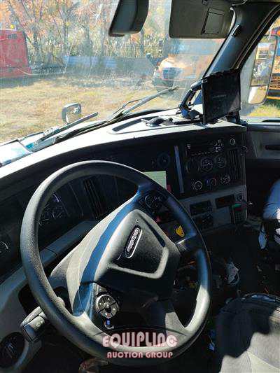 2020 Freightliner CASCADIA 6X4 T/A SLEEPER TRUCK