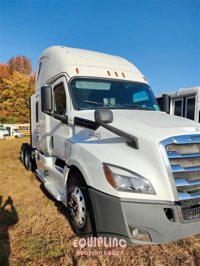 2020 Freightliner CASCADIA 6X4 T/A SLEEPER TRUCK