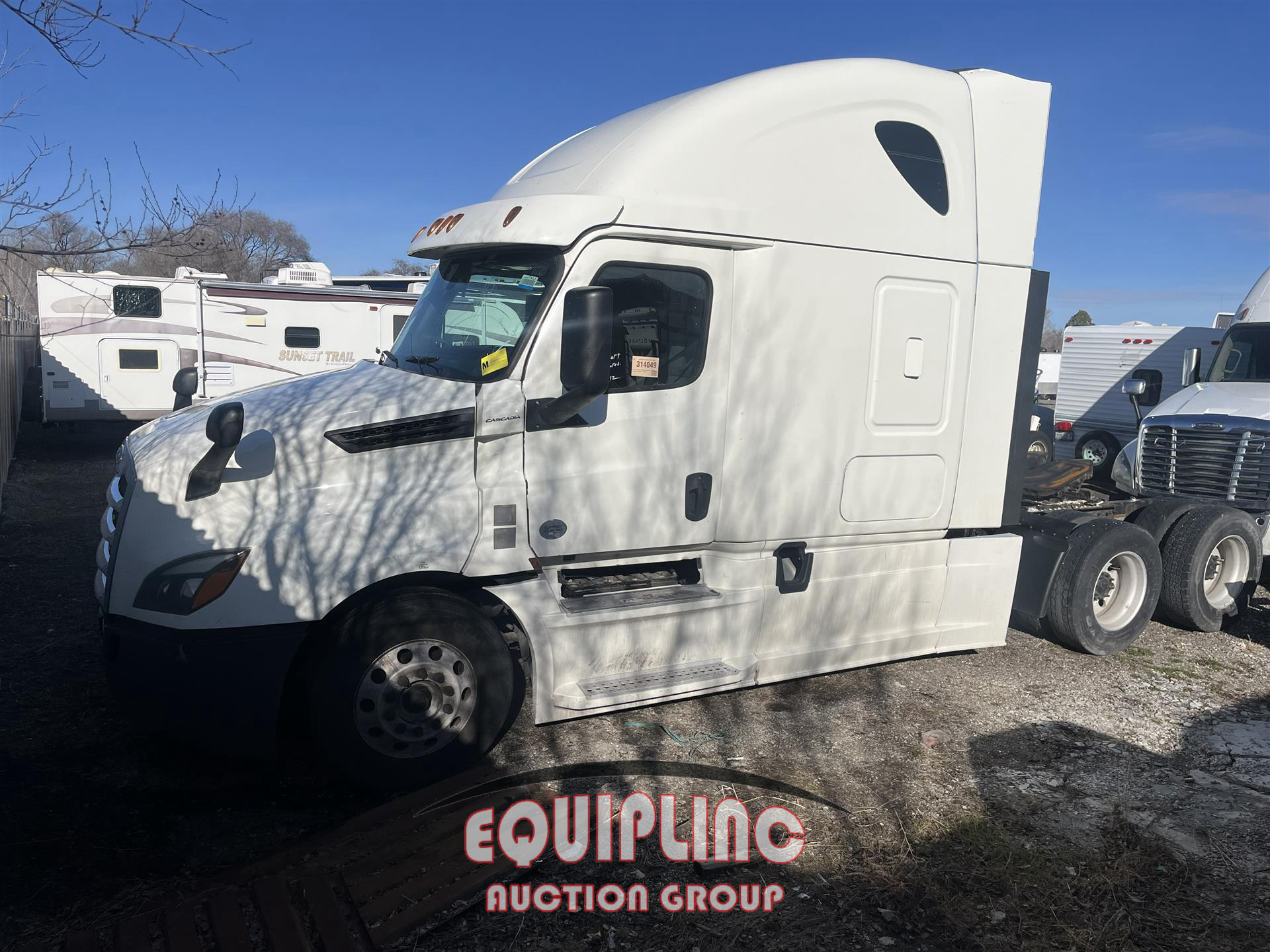 2018 Freightliner CASCADIA 6X4 T/A SLEEPER TRUCK