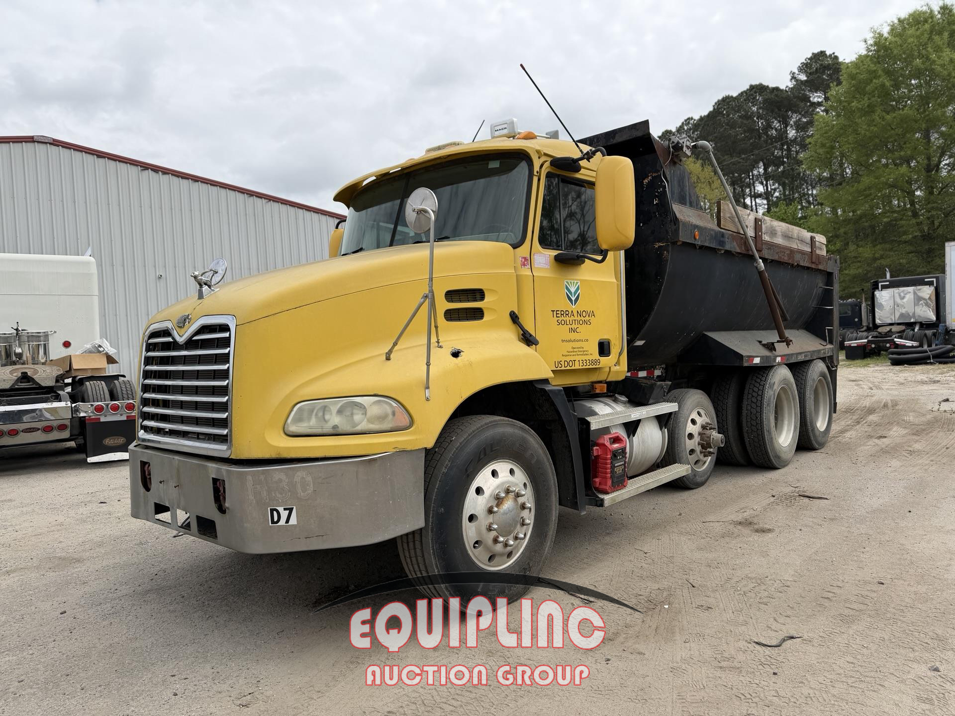 2001 Mack CXU613 TRI/A DUMP TRUCK