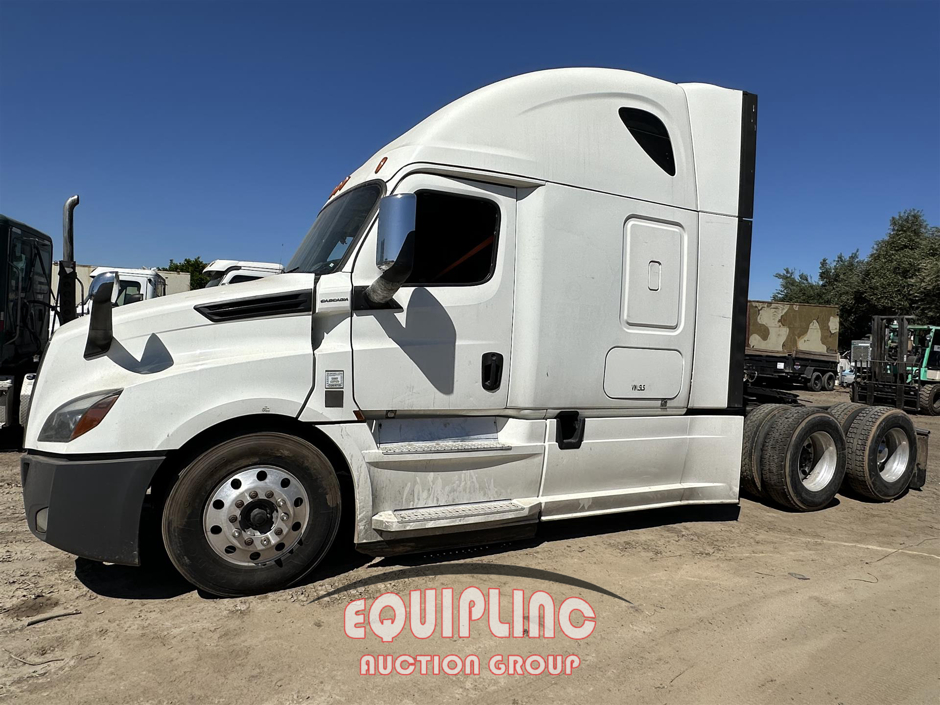 2020 Freightliner CASCADIA 6X4 T/A SLEEPER TRUCK