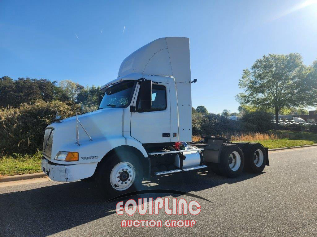 1999 Volvo  VNM64T300 6X4 T/A DAY CAB TRU