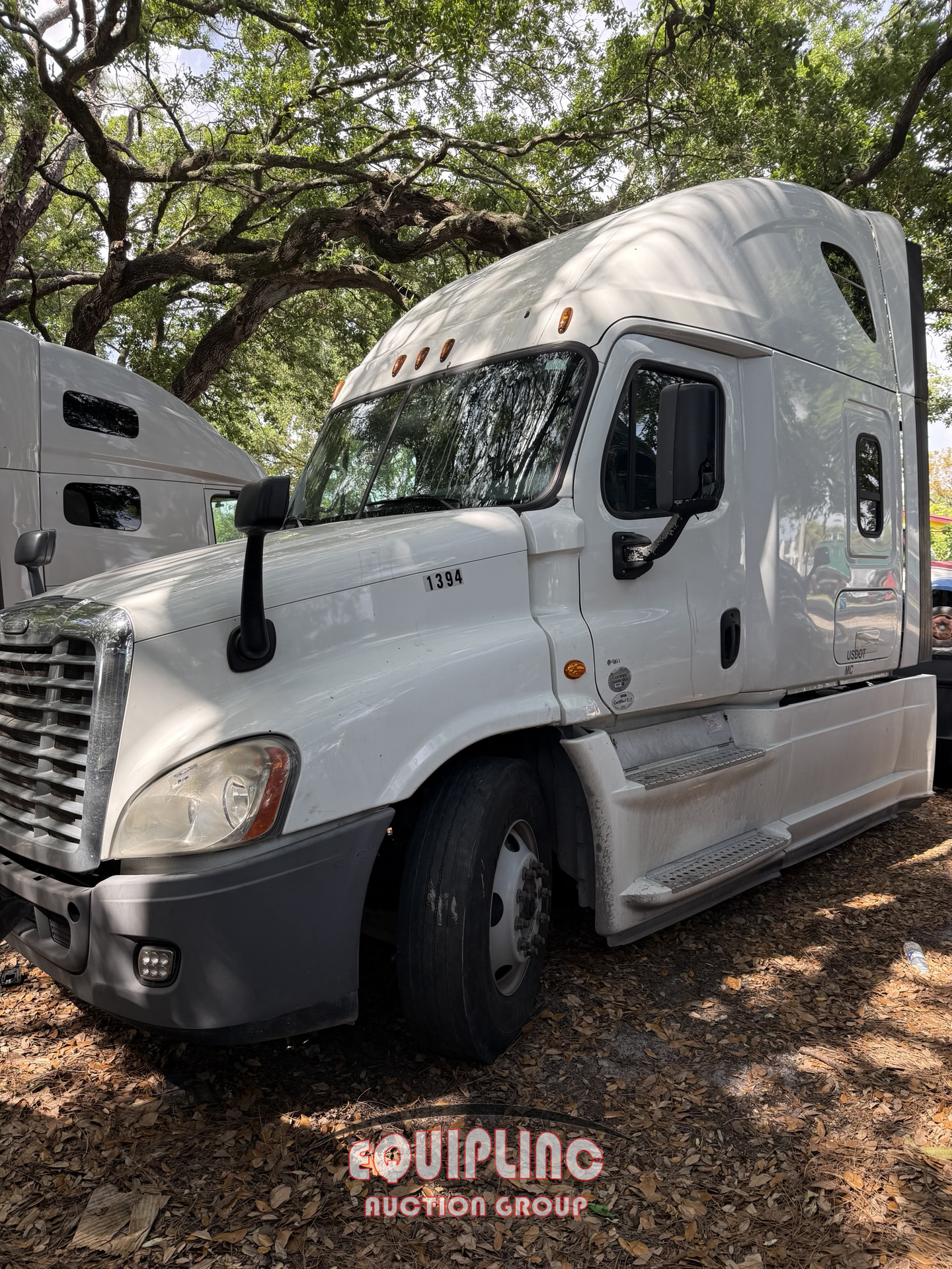 2015 Freightliner CASCADIA 6X4 T/A SLEEPER TRUCK