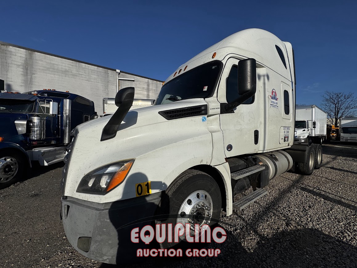 2018 Freightliner CASCADIA 6X4 T/A SLEEPER TRUCK