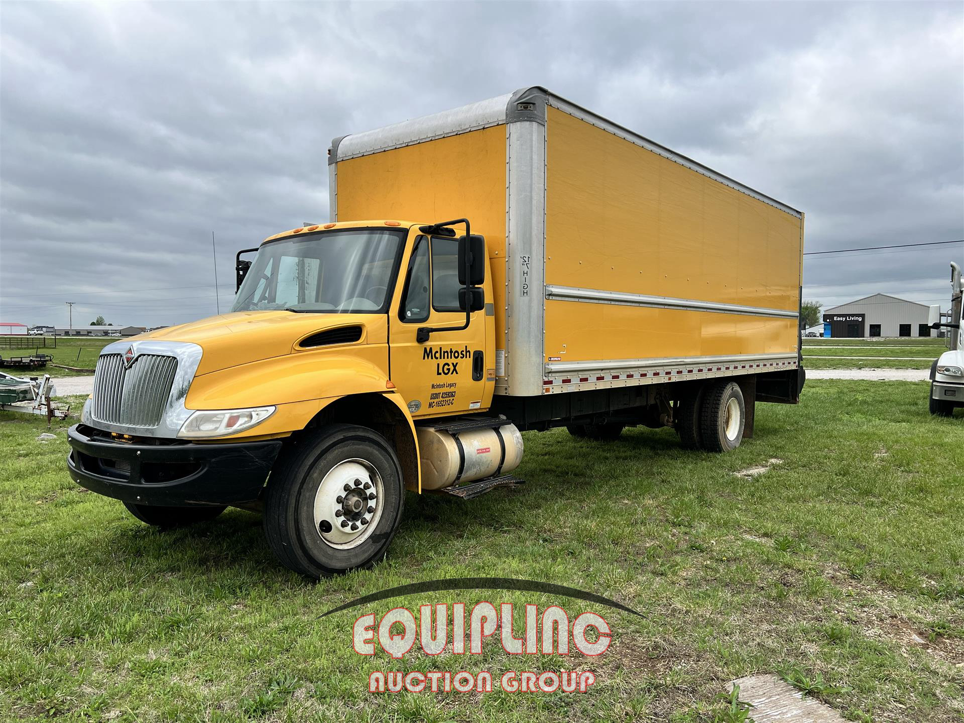 2018 International 4300 4X2 S/A 26FT BOX TRUCK
