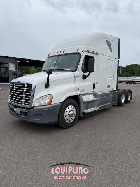2019 Freightliner CASCADIA 6X4 T/A SLEEPER TRUCK