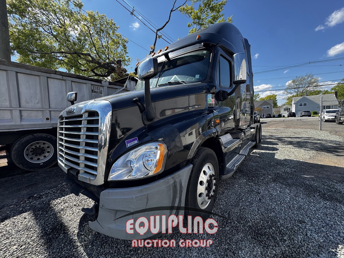 2016 Freightliner CASCADIA 6X4 T/A SLEEPER TRUCK