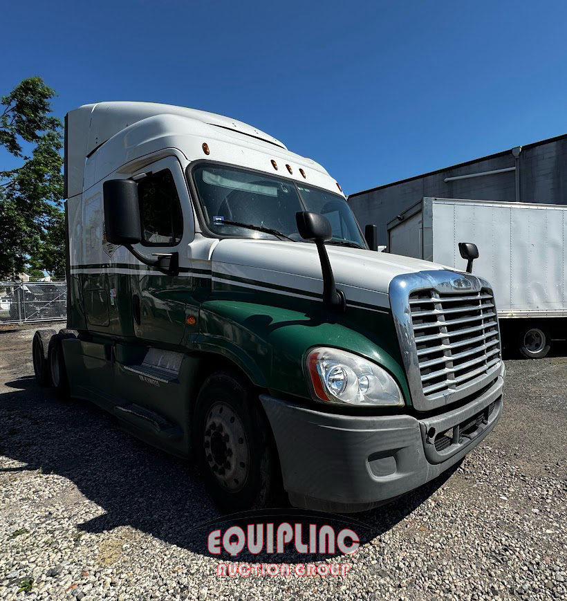 2017 Freightliner CASCADIA 6X4 T/A SLEEPER TRUCK
