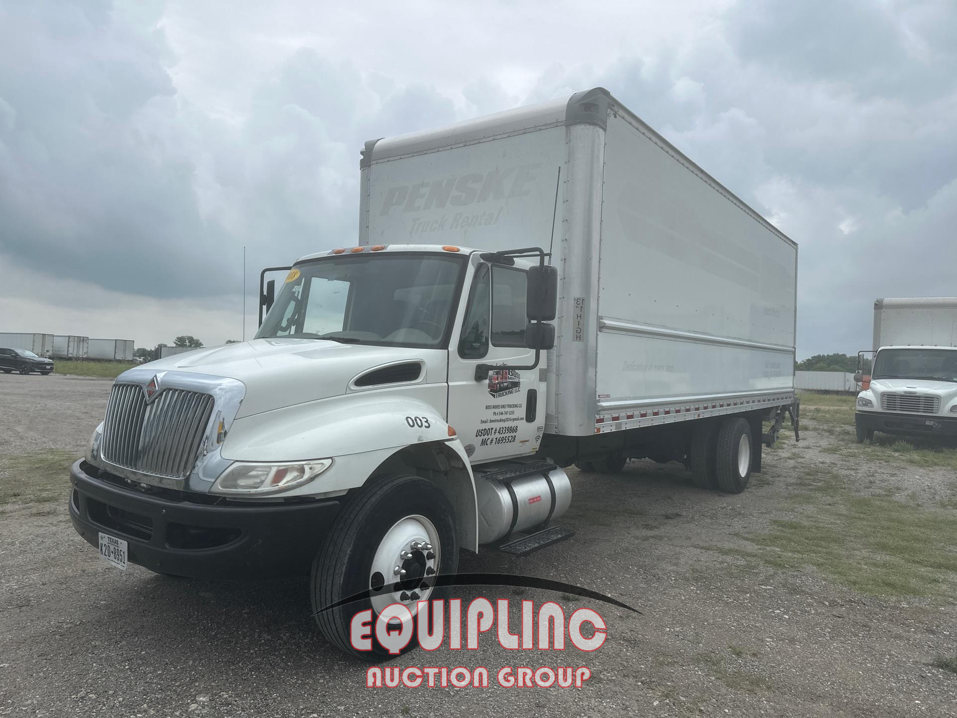 2018 International 4300 4X2 S/A 26FT NON CDL BOX 