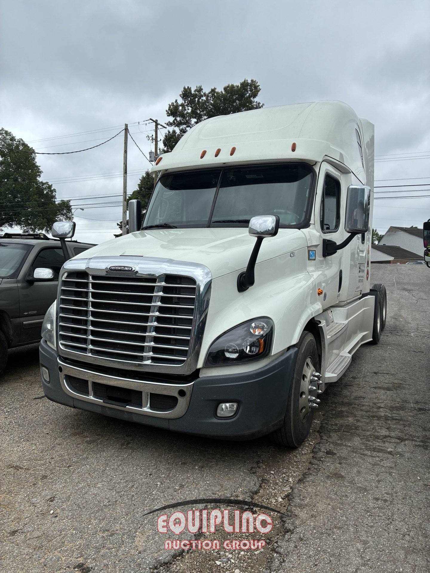 2018 Freightliner CASCADIA 6X4 T/A SLEEPER TRUCK
