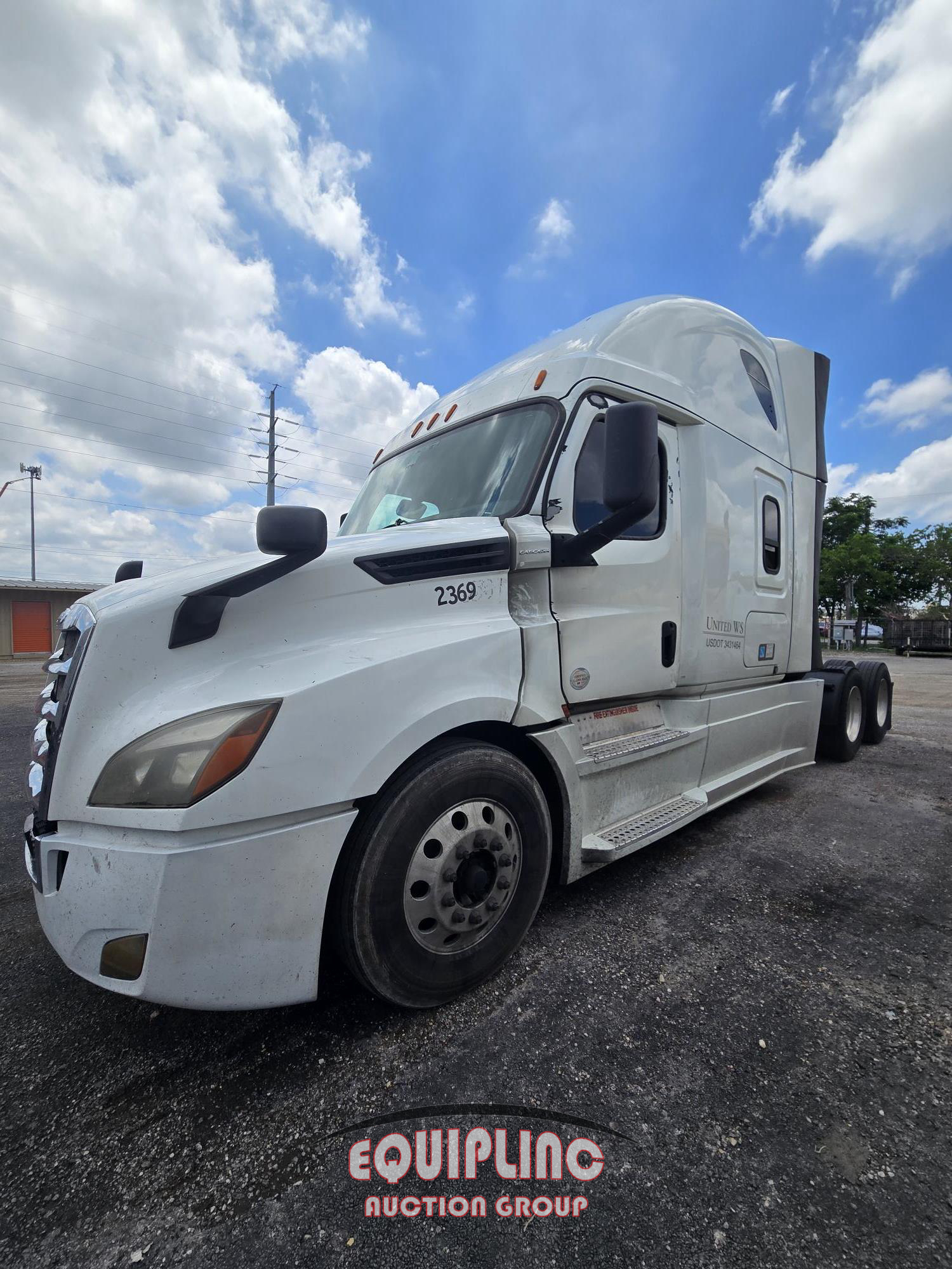 2019 Freightliner CASCADIA 6X4 T/A SLEEPER TRUCK