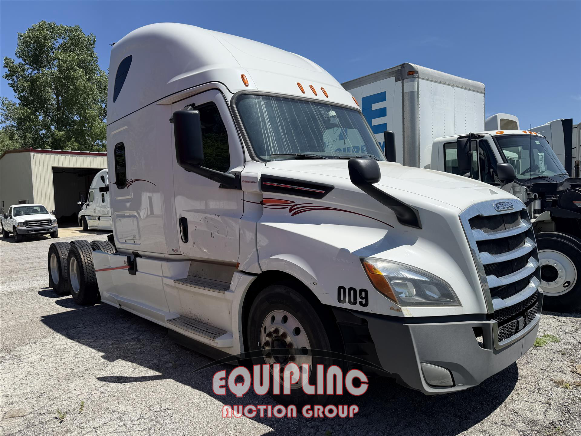 2019 Freightliner CASCADIA 6X4 T/A SLEEPER TRUCK