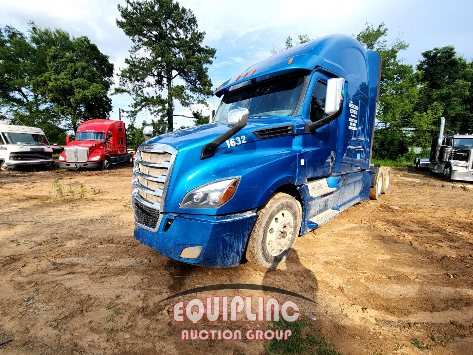 2018 Freightliner CASCADIA 6X4 T/A SLEEPER TRUCK