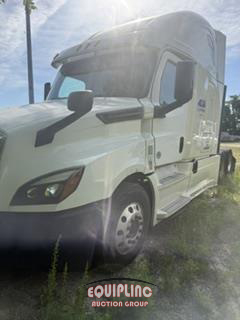 2018 Freightliner CASCADIA 6X4 T/A SLEEPER TRUCK