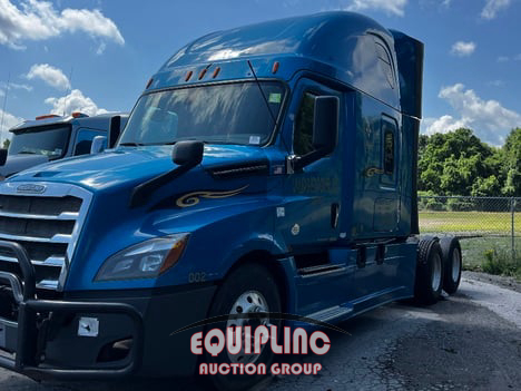 2019 Freightliner CASCADIA 6X4 T/A SLEEPER TRUCK