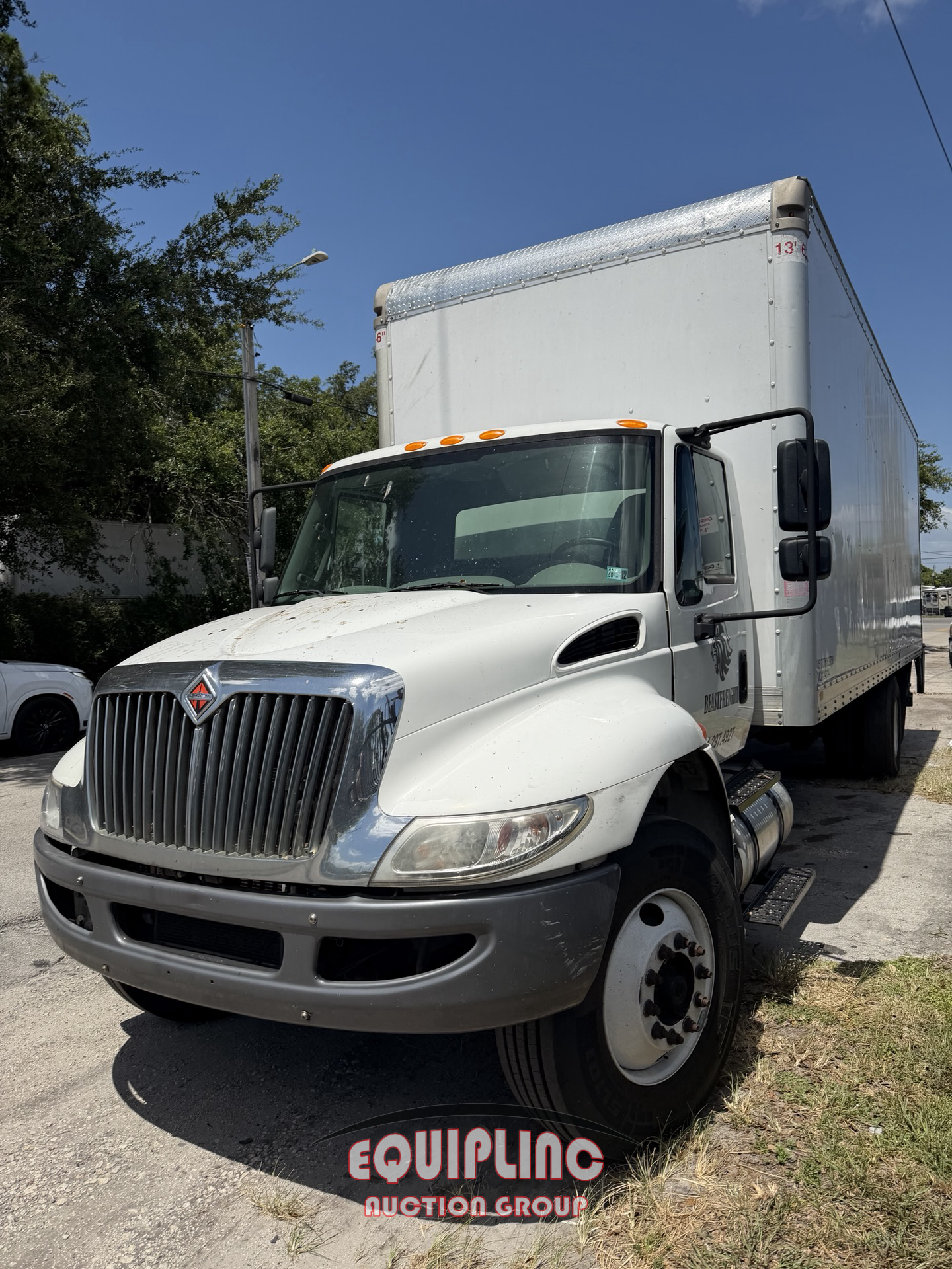 2019 International 4300 4X2 S/A 26FT NON CDL BOX 