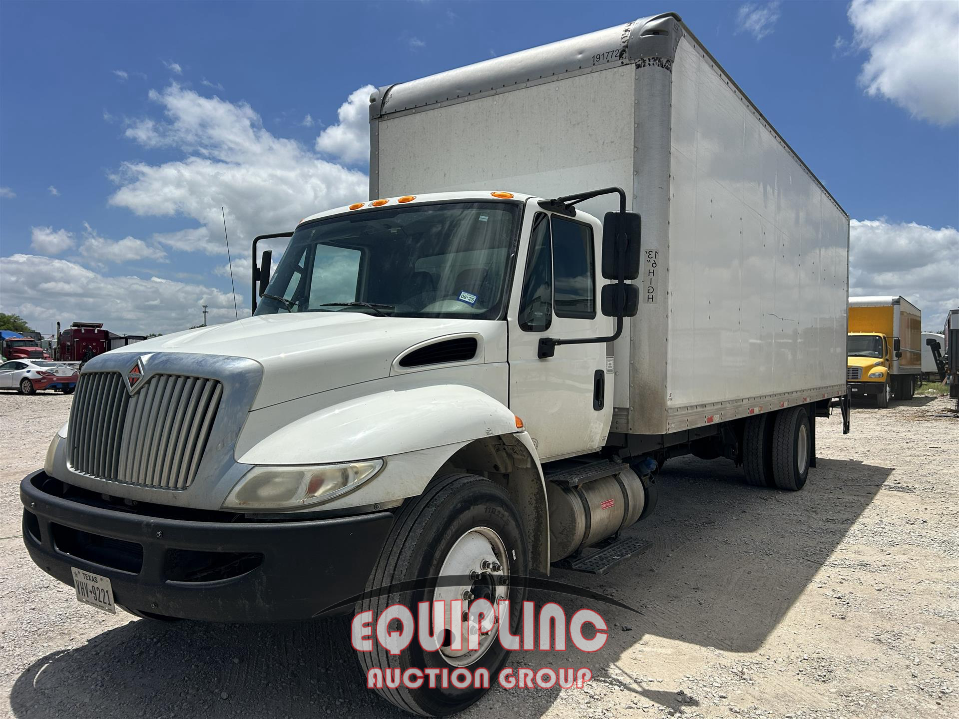 2018 International 4300 4X2 S/A 26FT NON CDL BOX 