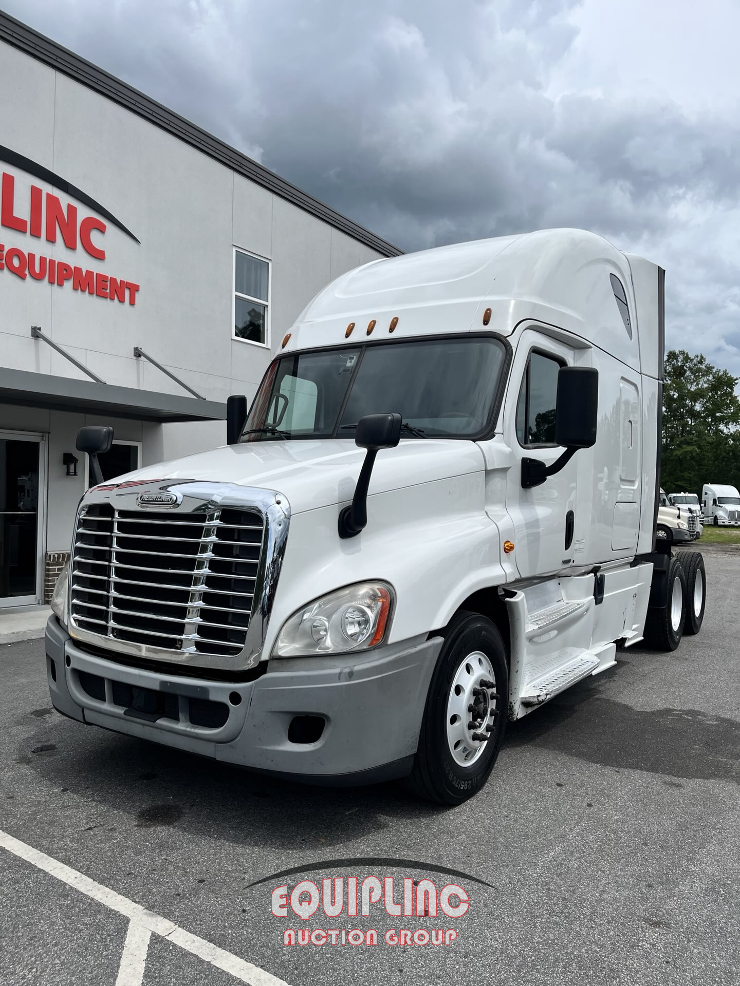 2017 Freightliner CASCADIA 6X4 T/A SLEEPER TRUCK