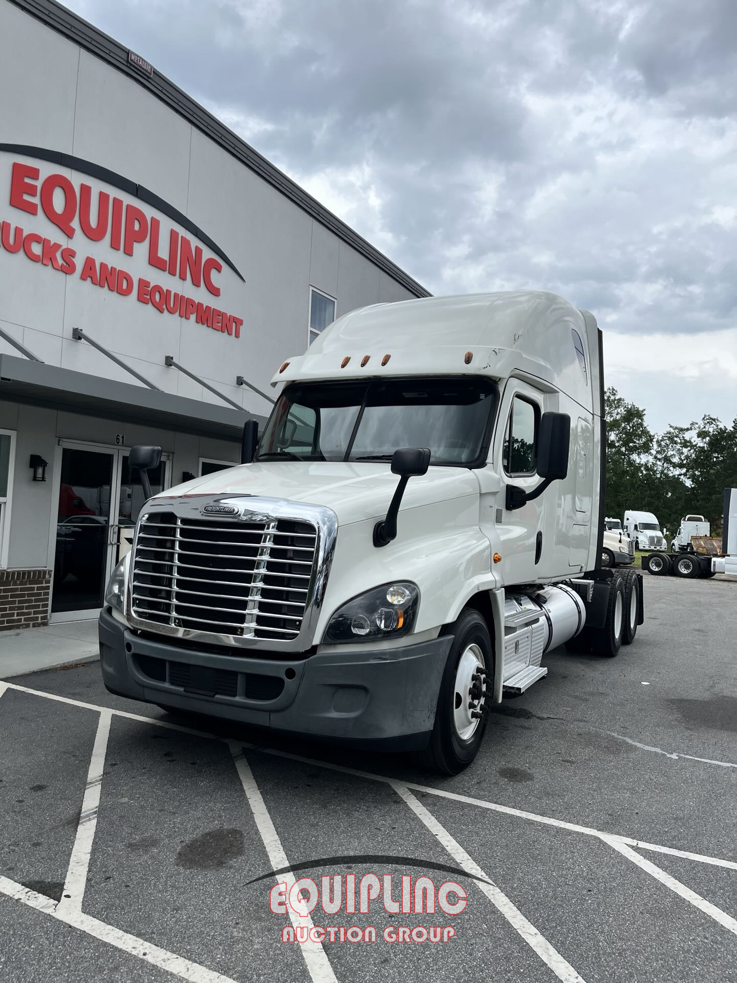 2018 Freightliner CASCADIA 6X4 T/A SLEEPER TRUCK