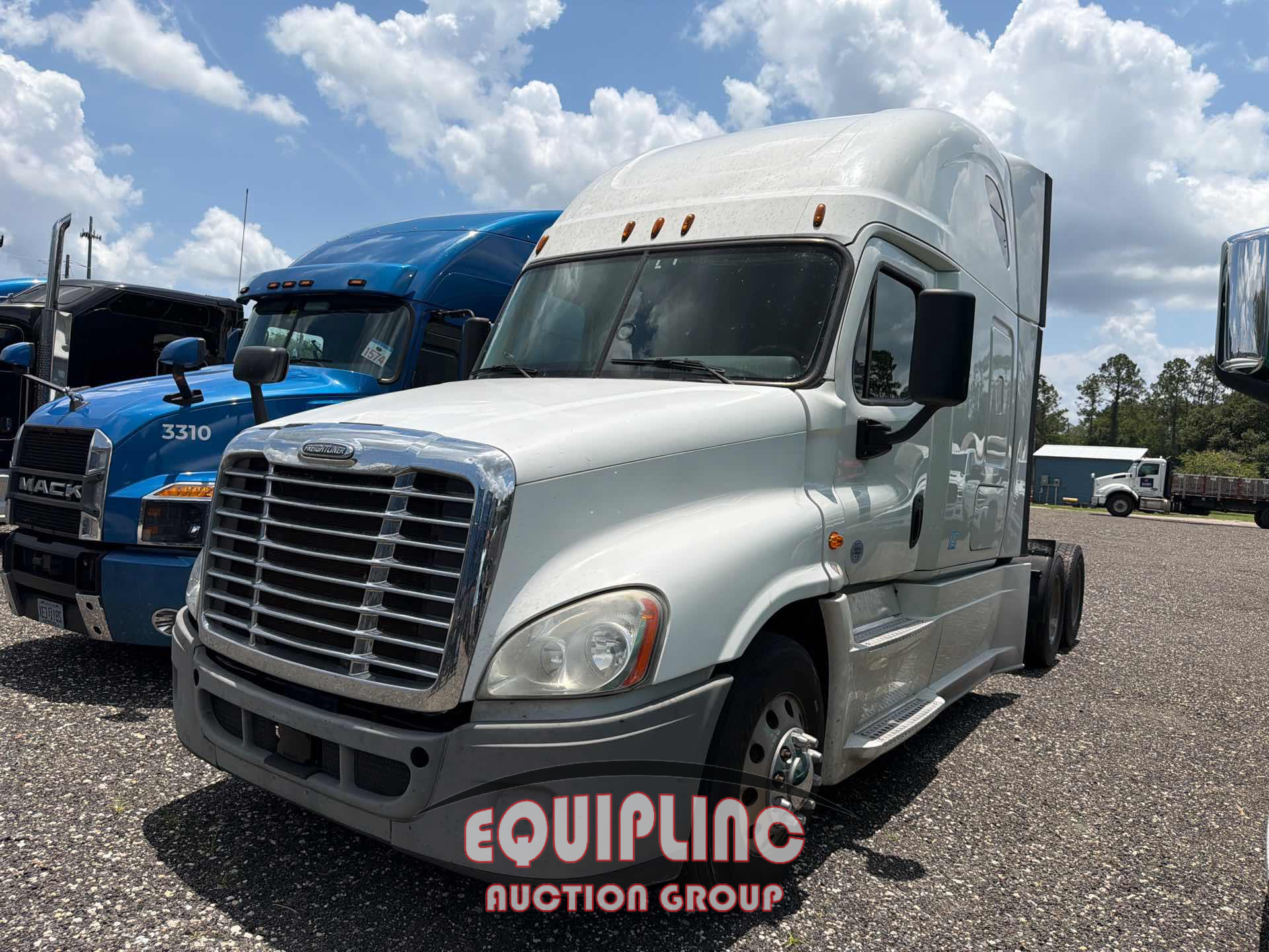 2019 Freightliner CASCADIA 6X4 T/A SLEEPER TRUCK