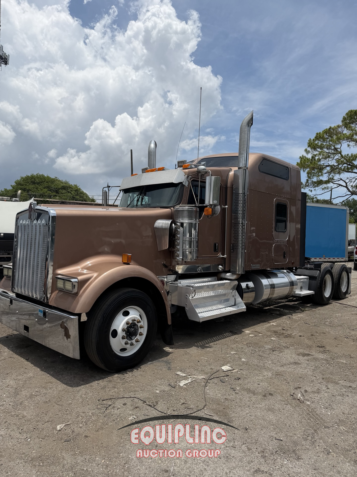 2019 Kenworth W900 6X4 T/A SLEEPER TRUCK TRA