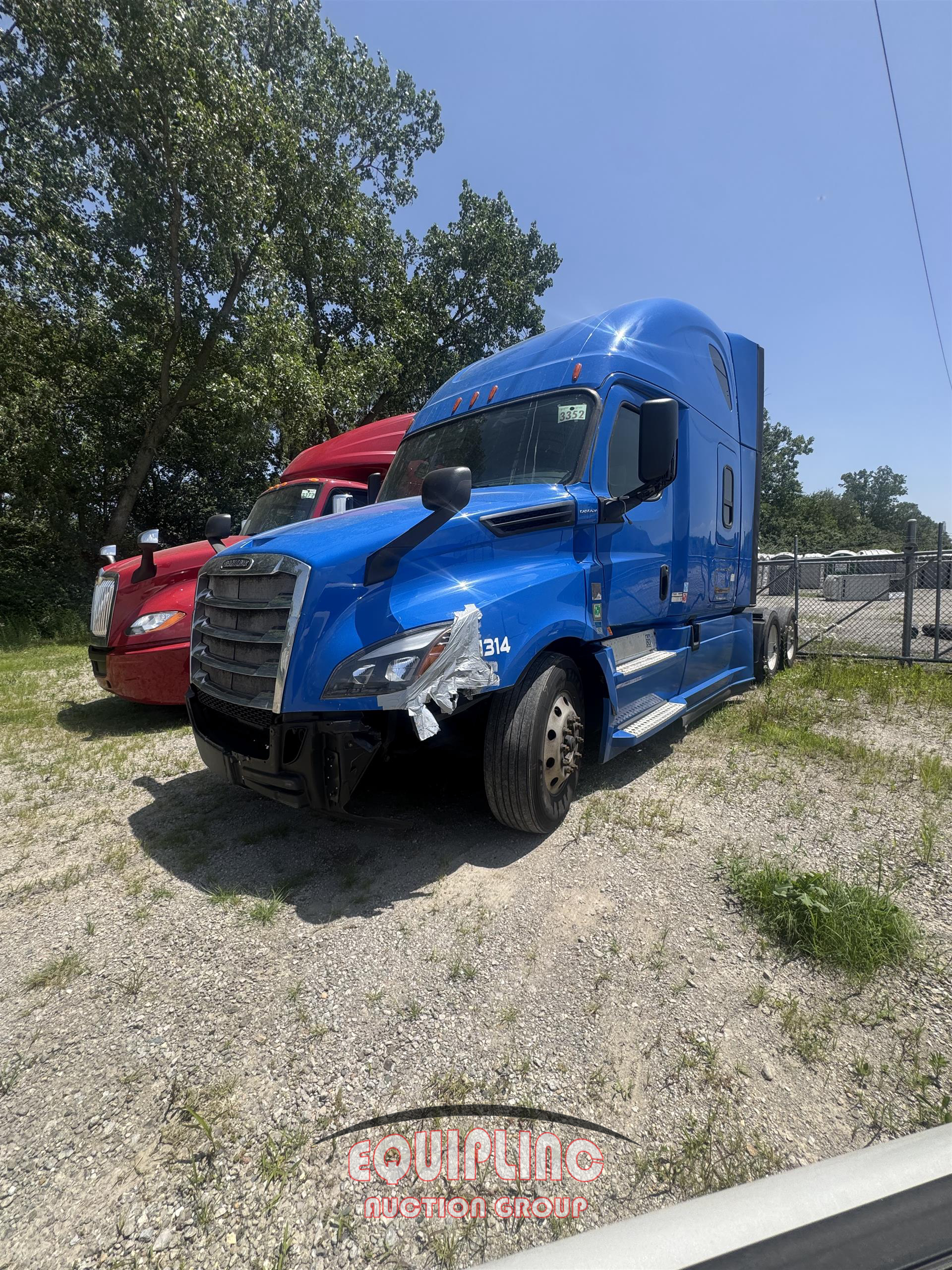 2019 Freightliner CASCADIA 6X4 T/A SLEEPER TRUCK