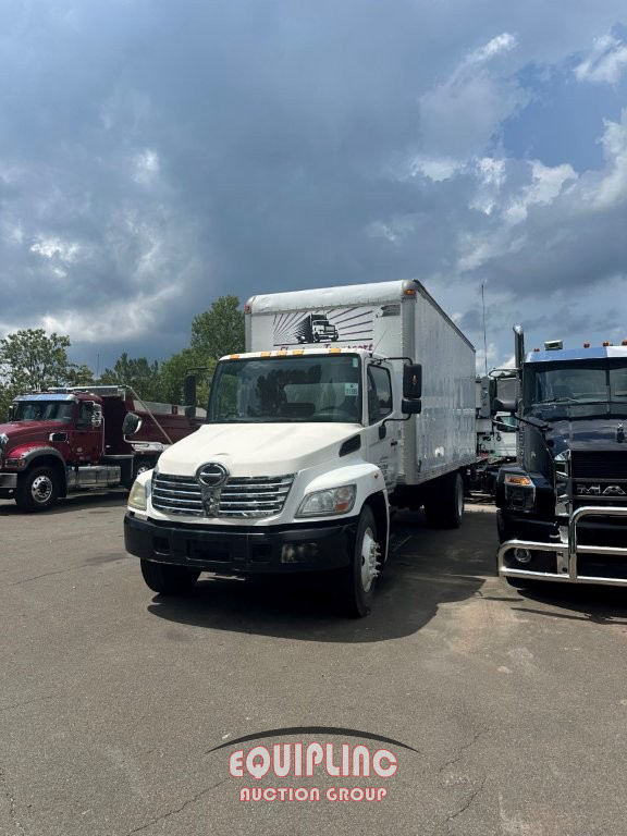2010 Hino 338 22' BOX TRUCK