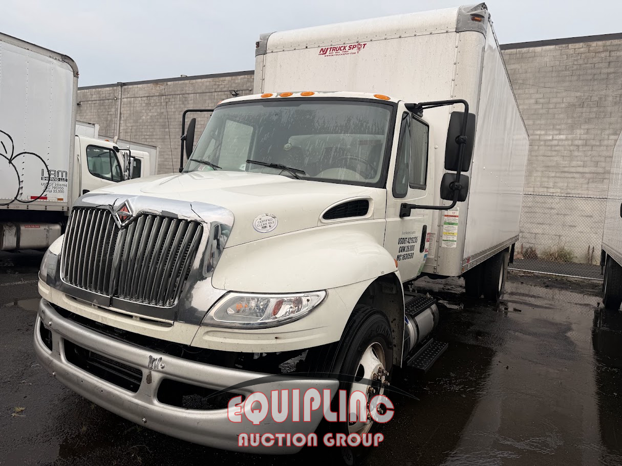 2015 International 4300 4X2 S/A NON CDL BOX TRUCK