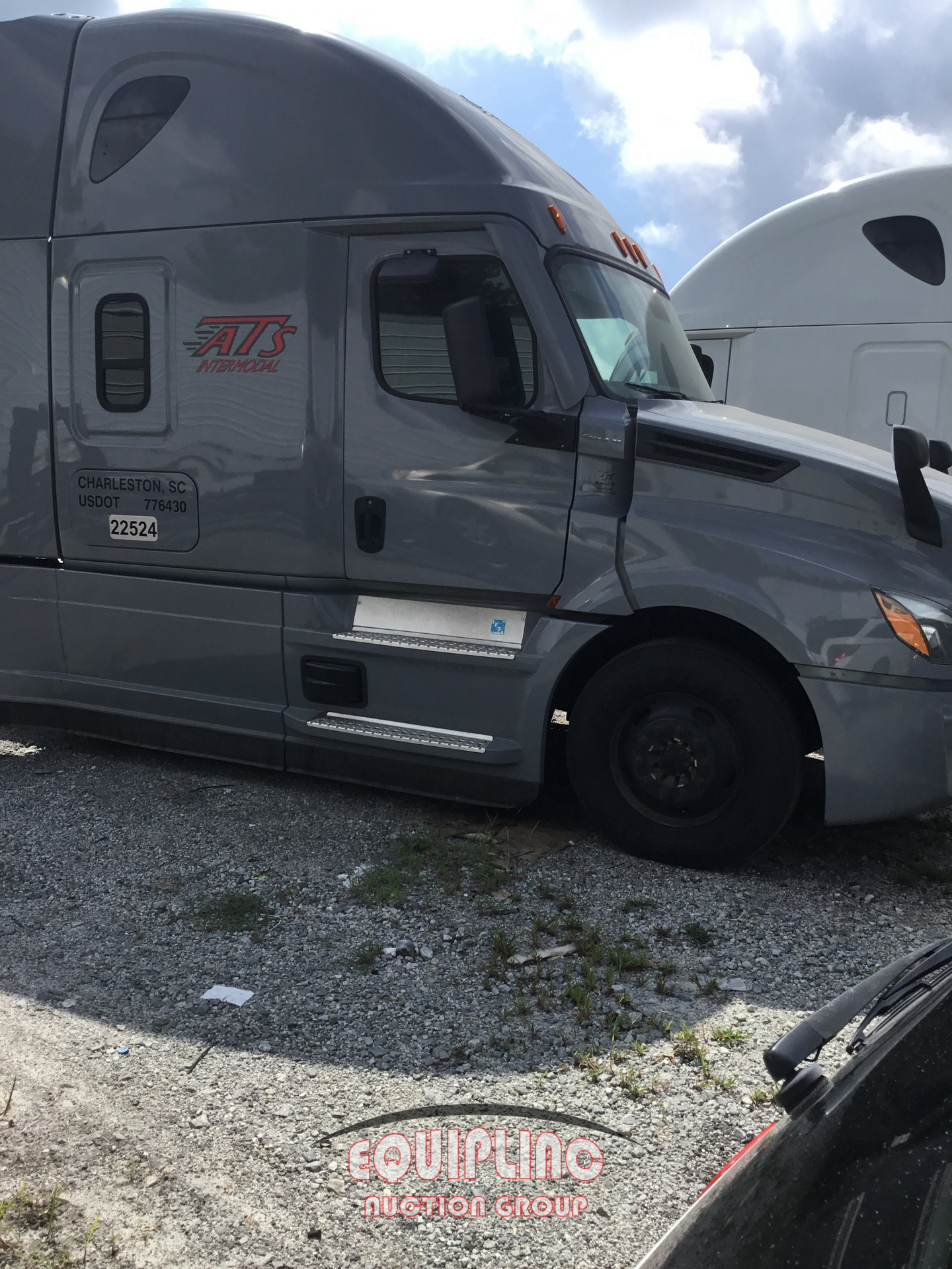 2021 Freightliner CASCADIA 6X4 T/A SLEEPER TRUCK