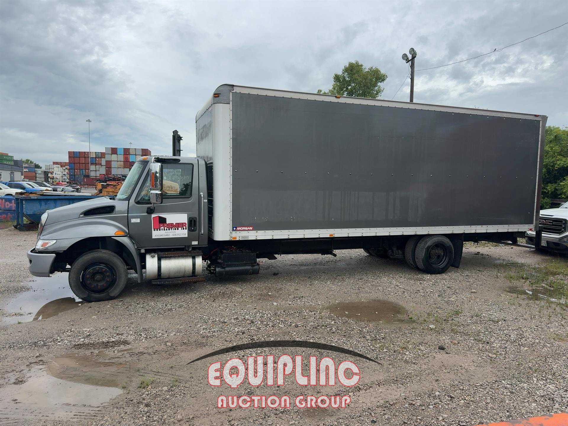 2015 International 4300 4X2 S/A 26FT NON CDL BOX 
