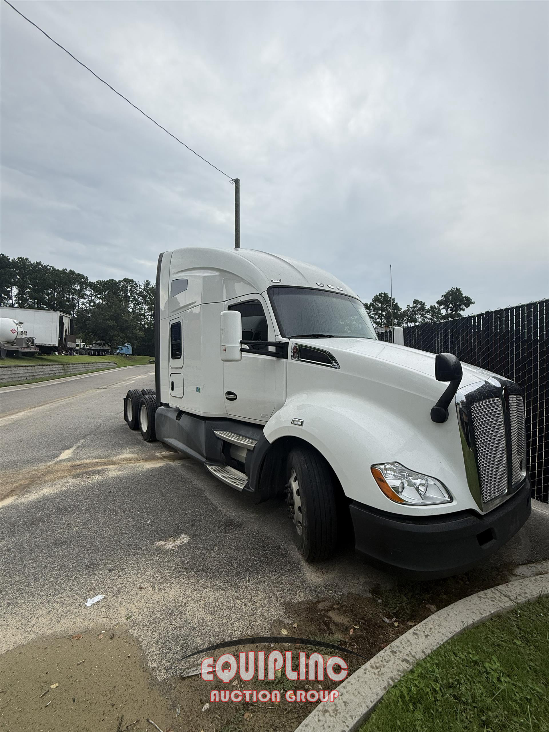 2018 Kenworth T680 6X4 T/A SLEEPER TRUCK TRA