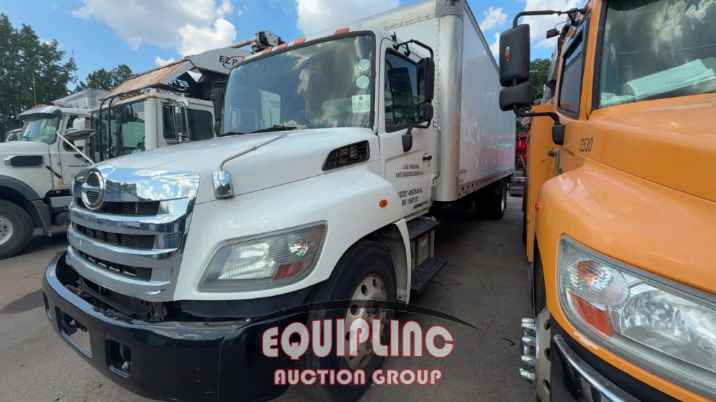 2019 Hino 268A 24' BOX TRUCK