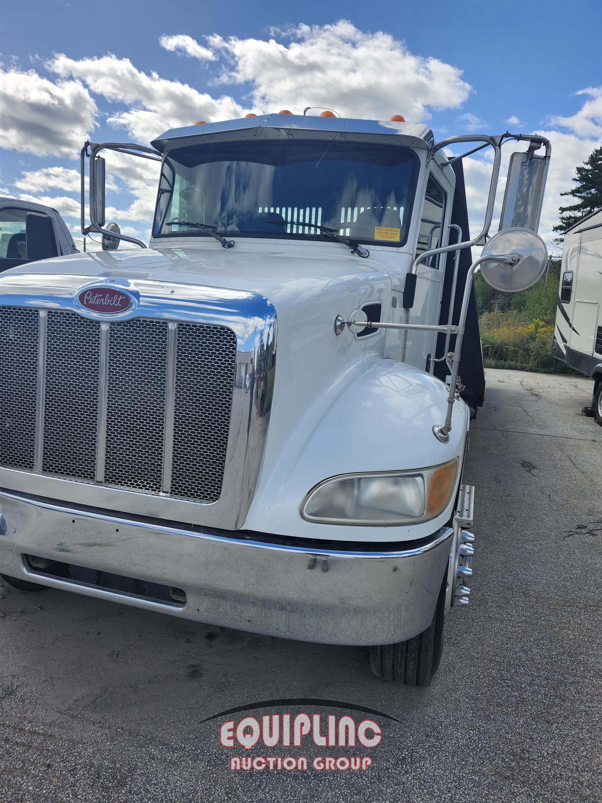 2017 Peterbilt 337 4X2 S/A 26FT FLATBED TRUCK