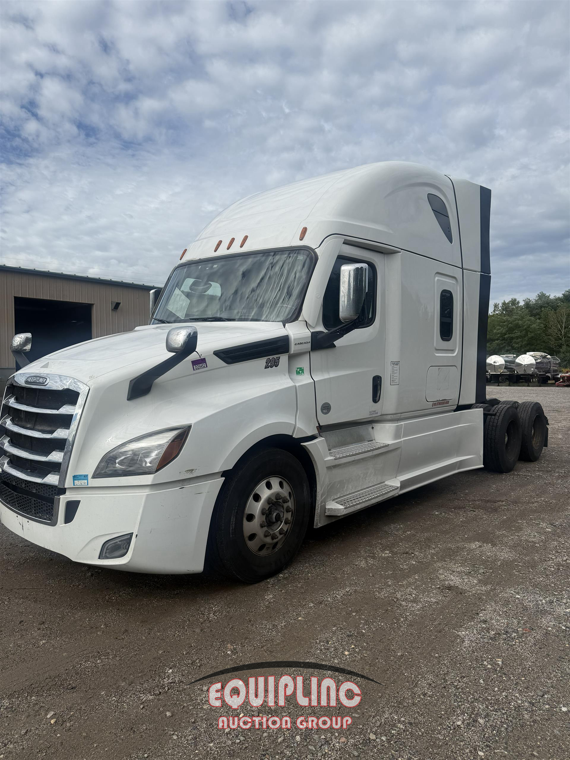 2024 Freightliner CASCADIA 6X4 T/A SLEEPER TRUCK