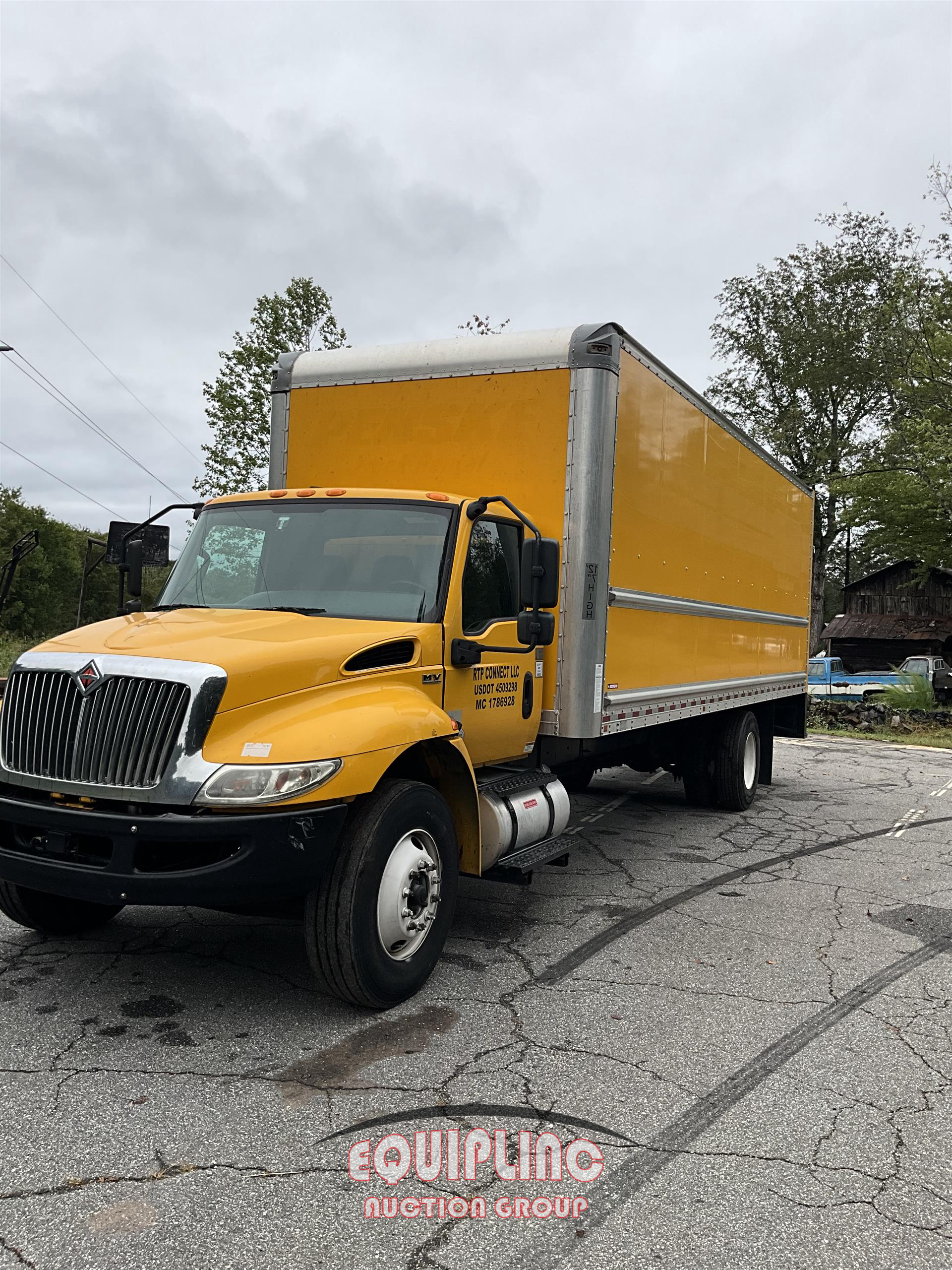 2021 International MV607 4X2 S/A 26FT NON CDL BOX