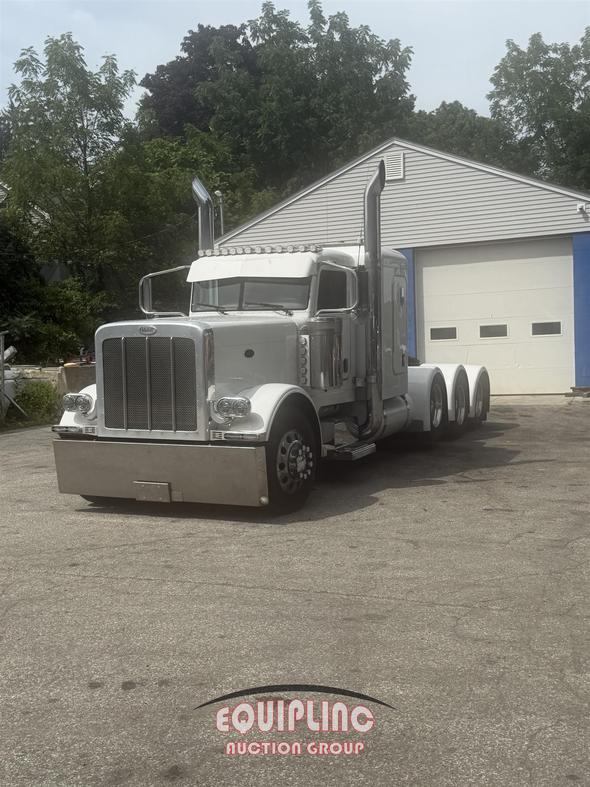 2018 Peterbilt 389 TRI/AXLE GLIDER SLEEPER TR