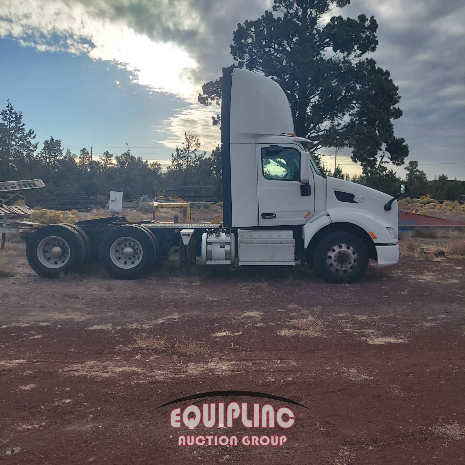 2017 Peterbilt 579 6X4 T/A DAY CAB TRUCK