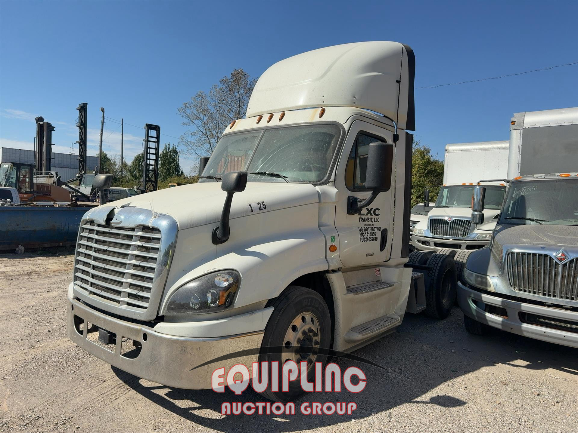 2017 Freightliner CASCADIA 4X2 DAY CAB TRUCK TRA
