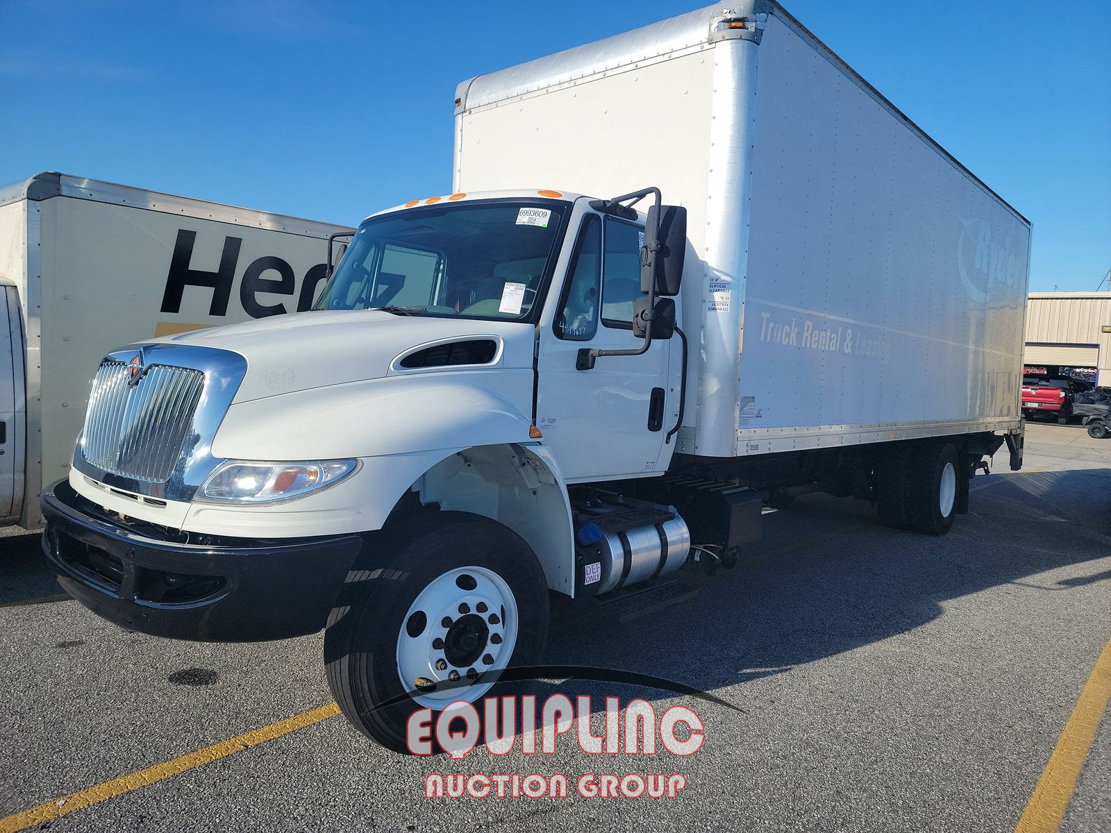 2016 International 4300 4X2 S/A 26FT NON CDL BOX 