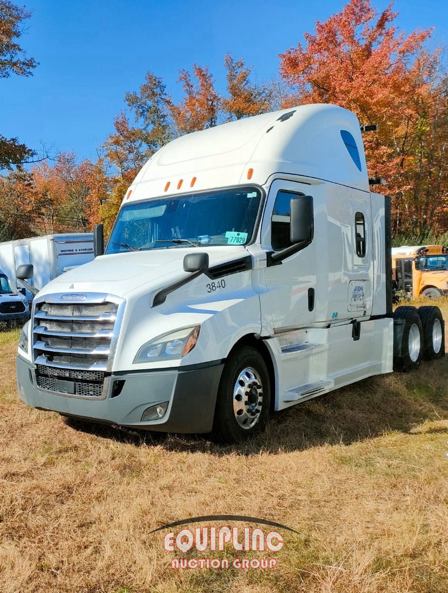 2020 Freightliner CASCADIA 6X4 T/A SLEEPER TRUCK