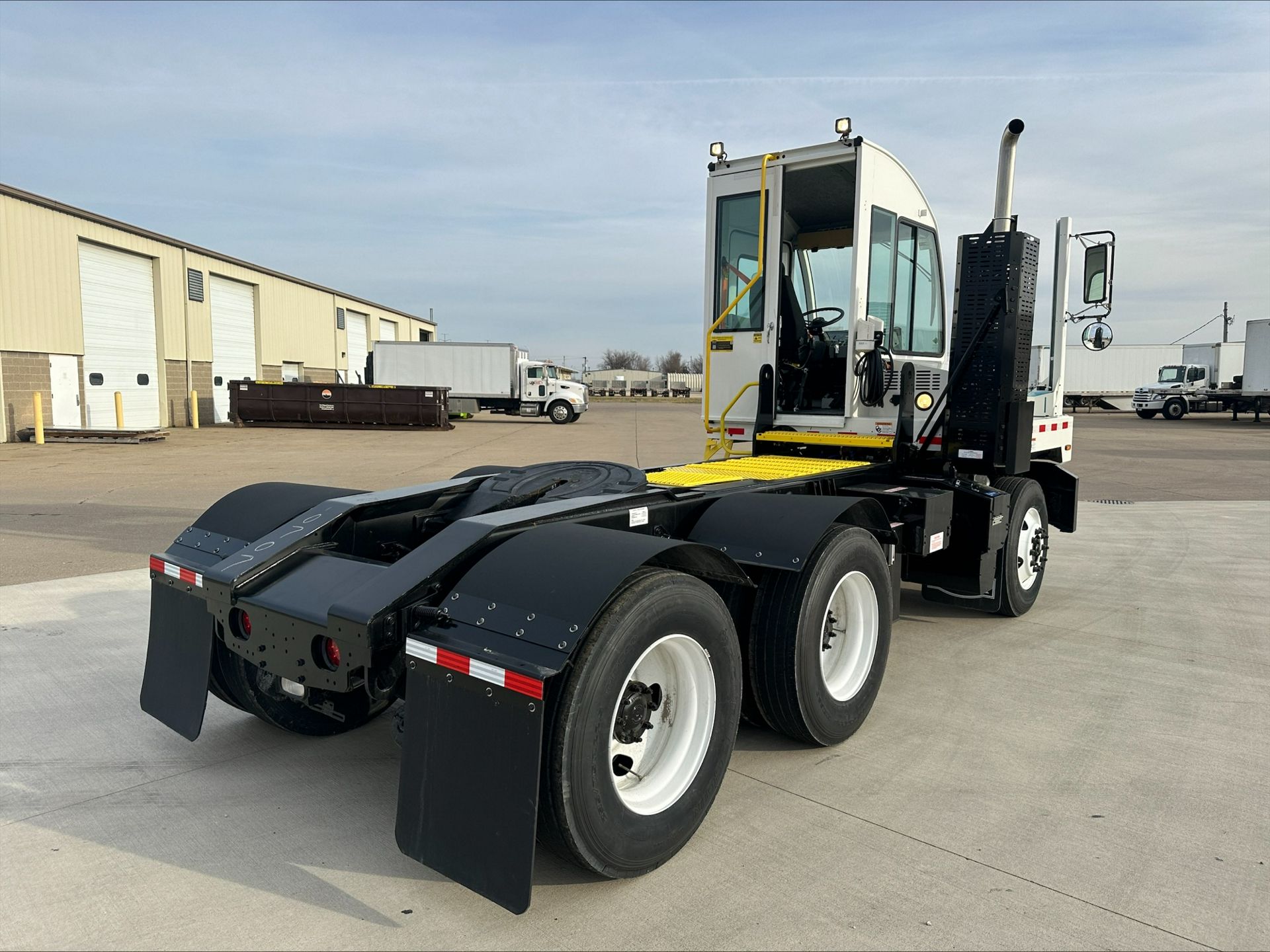 2023 Autocar - image 3