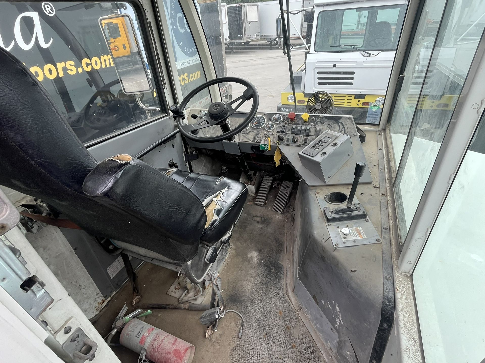 2015 Autocar - image 7