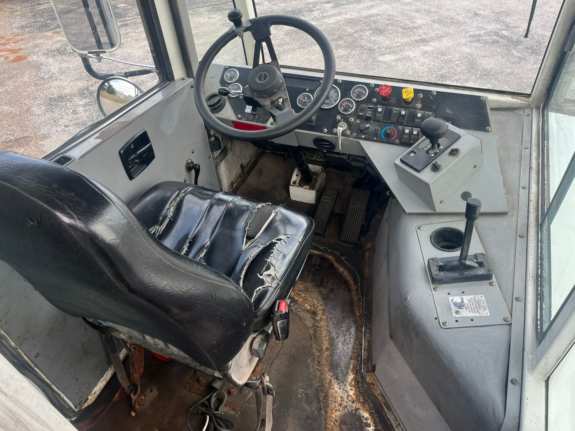 2018 Autocar - image 5