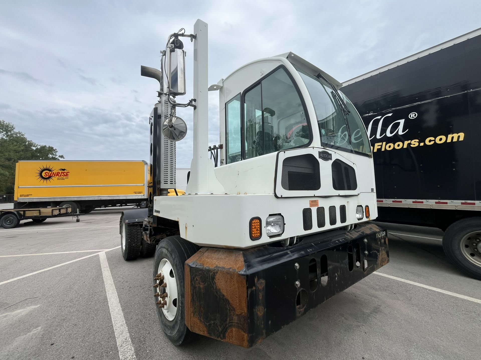 2015 Autocar - image 3