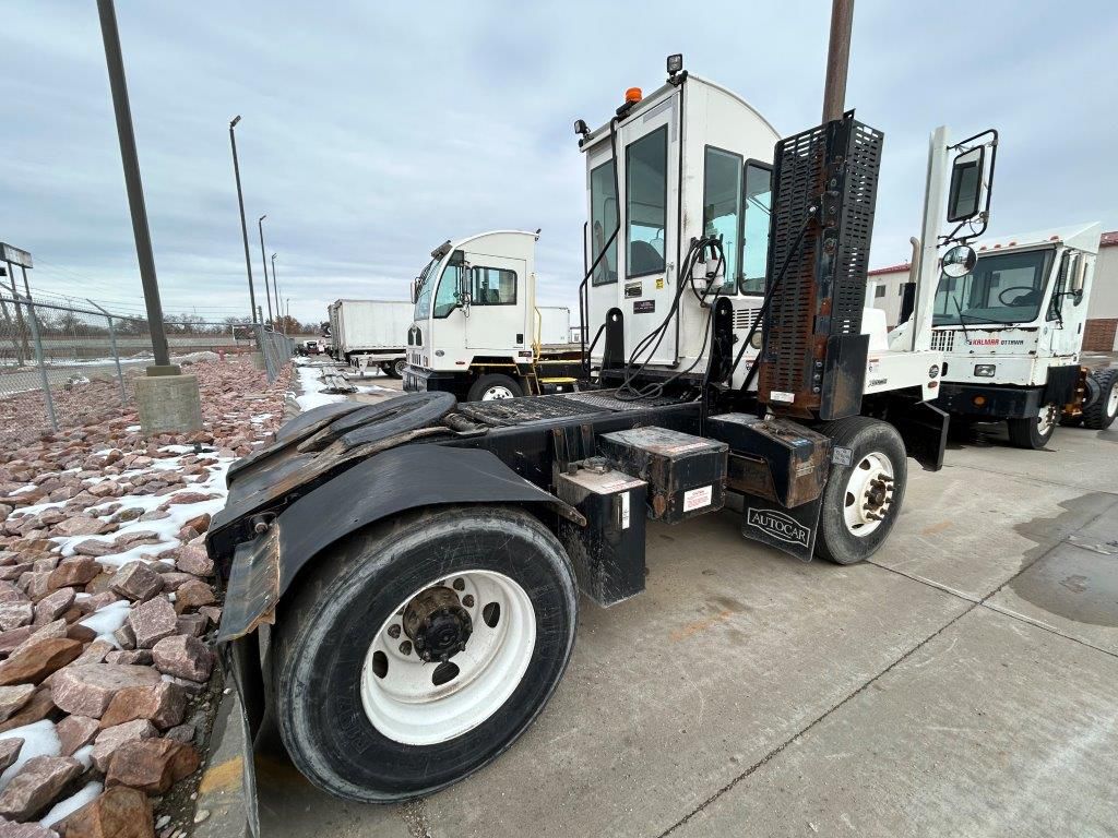 2019 Autocar - image 3