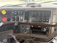 2017 Volvo VNL64T300