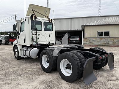 2020 Freightliner CASCADIA 126